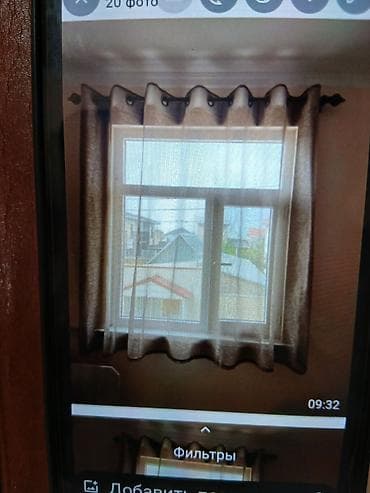 Шторы на люверсах выполнены в сдержанном коричневом оттенке, который