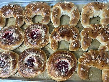 вафельные коржи: Выпечка домашняя, дрожжевая и ароматная. Ассортимент на фото: - — 2