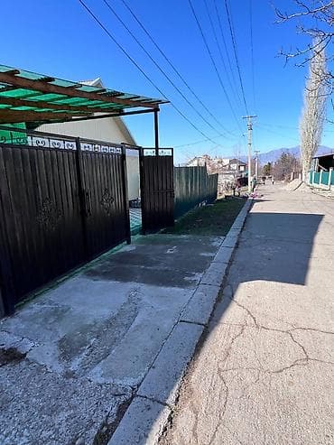 Продажа дач: Продаю дом 5 комнат, с ремонтом 100 кв. м, в центре г. Орловка. Уч — 5