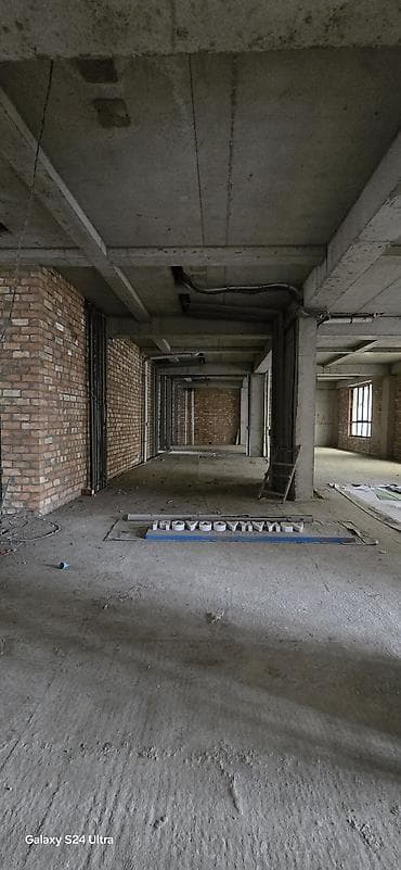 Коммерческая недвижимость: Сдаеться коммерческое помещение в жилом доме . 270кв. В районе — 6