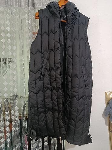 Продаю пальто и женский жилет с капюшоном, платье 48 р., футболка — 2