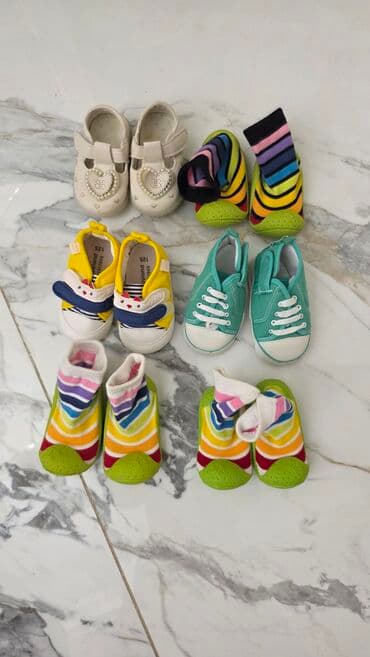 клеточные штаны: 1шт- 400 сом.Детская обувь набором. В комплекте: - Пара текстильных — 3