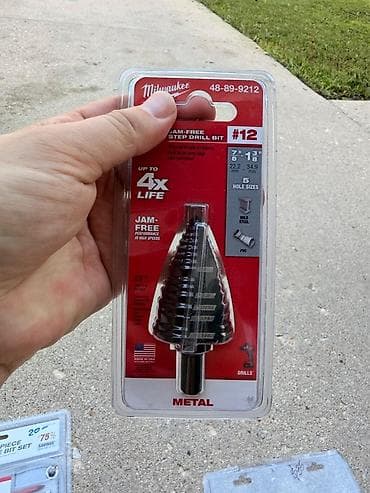 Инструменты: Аккумуляторная ударная дрель/шуруповёрт Milwaukee M12 FUEL (каркас — 3