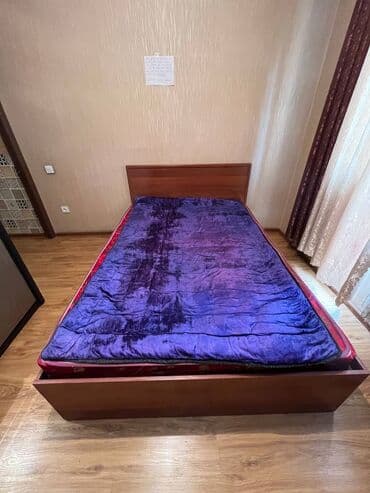 купить кровать односпальную недорого: Кровать полуторного размера, идет вместе с матрацем и синим одеялом — 4