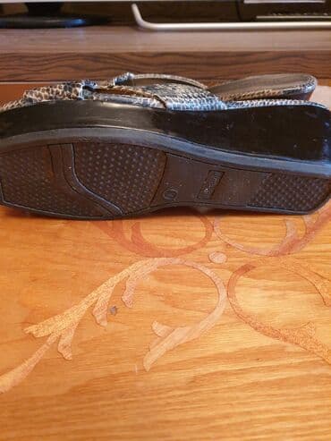 шлепка: Шлёпанцы под змеиную кожу. каблук не высокий, танкетка. Одевала пару — 3