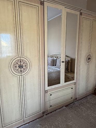 шкаф с зеркалом: Спальный гарнитур в классическом стиле, цвет – светлая слоновая кость — 2