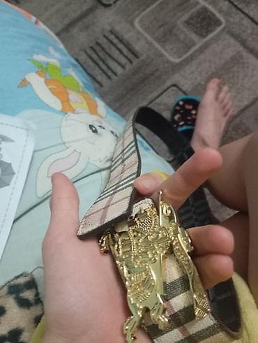 Ремень с принтованной клеткой и фигурной металлической пряжкой -