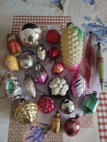 Продаю новогодние игрушки. - Красные глянцевые шарики разных размеров