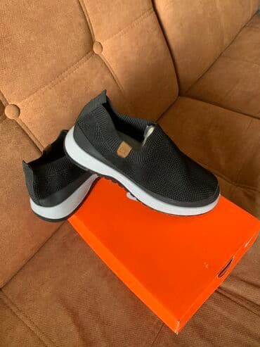 срочно продаю в связи с переездом: Кроссовки, 41, Nike, Новый, цвет - Серый, Самовывоз — 2