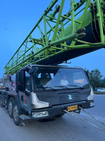 на железных номерах: Автокран, Zoomlion, 2023 г., от 30 м — 2