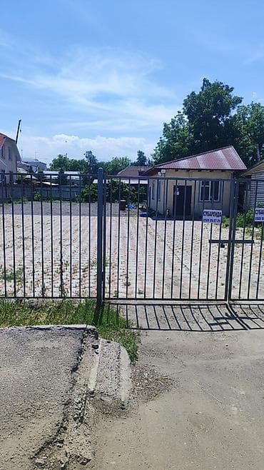 томатный цех: Огороженная площадка с покрытием из тротуарной плитки и щебня, ворота — 1