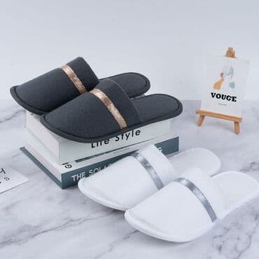 Аксессуары: Тапочки унисекс, представленные в различных вариантах: из тисненой — 3