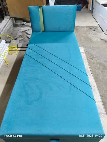 бу кровать с матрасом: Односпальная кровать-тахта в обивке бирюзового/морской волны цвета. - — 5