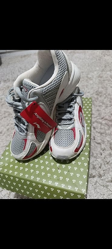 Домашние тапочки: Кроссовки серо-белые с красными вставками - Легкая дышащая верхняя — 1