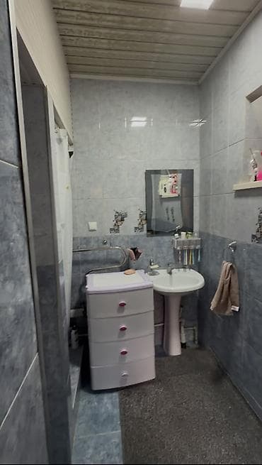 Кыймылсыз мүлк: 🏡 Продаётся дом в жилмассиве Ата-Журт! ▪️ Участок — 5,5 соток ▪️ — 9