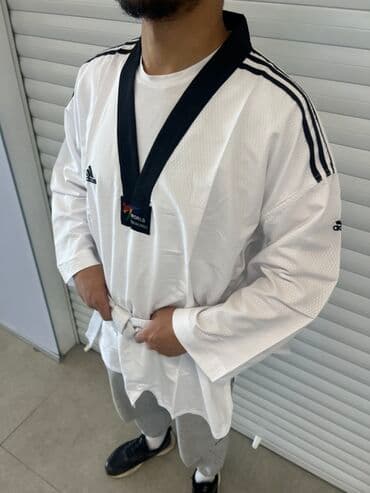 Белое добок таэквондо Adidas с тремя черными полосками на плечах at lalafo.kg Белое добок таэквондо Adidas с тремя черными полосками на плечах