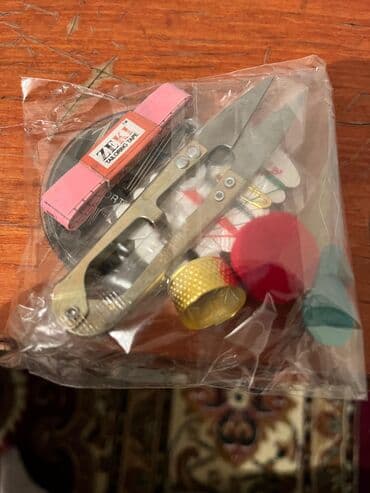 швейный цех на дом: Набор для шитья в кейсе - Компактный жесткий кейс-клатч бордового — 3