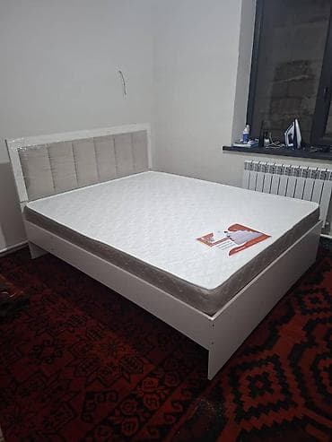 Двуспальные кровати: Двуспальная кровать с мягким изголовьем и матрасом. - Размер — 1