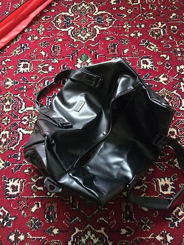 универсальные чехлы: Классическая сумка из чёрной эко‑кожи - Вместительное основное — 3