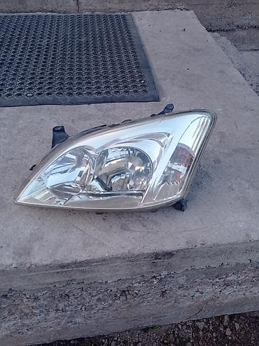 Передняя правая фара Toyota 2003 г.