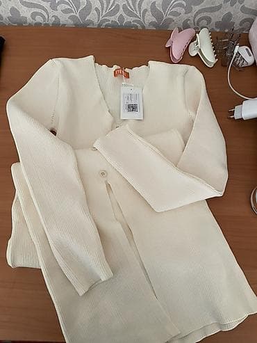 вязаные майки: Продается Платье из трикотажа в молочном цвете: на пуговицах + базовая — 2