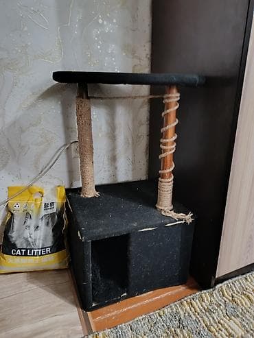 Домик для кошки с когтеточками и лежанкой