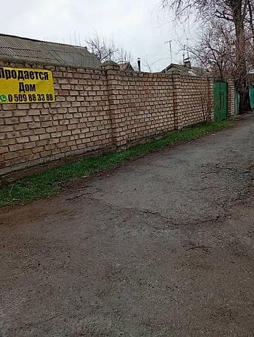 дом с сарайом: Продаётся дом за капитальным кирпичным забором с зелёными воротами и — 1