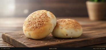 Сладкие булочки с кунжутом в прозрачных пластиковых лотках. Описание