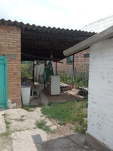 Гаражи: Продаётся дом с хозяйственными постройками. - Кирпичный одноэтажный — 4