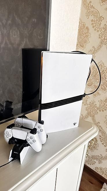 Игровая консоль Sony PlayStation 5 (белая) с двумя беспроводными