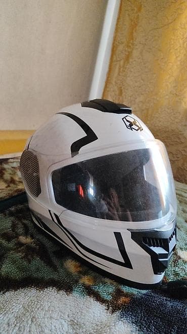 Мото-шлем интегрального типа (full-face), белый с чёрными графическими at lalafo.kg Мото-шлем интегрального типа (full-face), белый с чёрными графическими