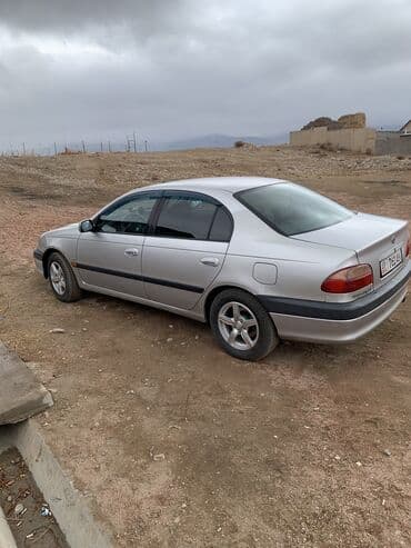 Toyota Avensis: 2003 г., 1.8 л, Механика, Бензин, Седан