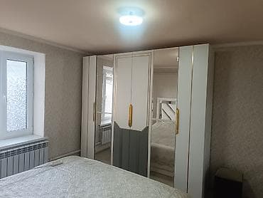 шкафы тумбы: Спальный гарнитур в современном стиле с золотистыми акцентами. Состав — 2