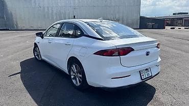 imac 2011: GAC Aion S, белый седан C‑класса на электроприводе. Кузов и дизайн: - — 2