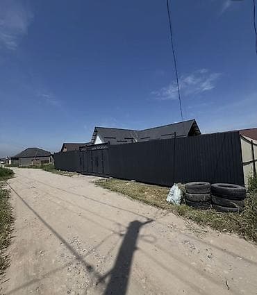 частные дома: Продаётся частный дом с участком. Характеристики: - Одноэтажный дом — 9