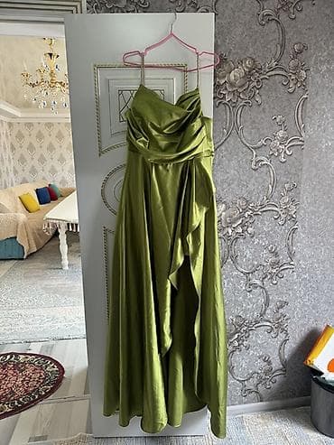 Женская одежда: Вечернее платье макси из атласной ткани насыщенного оливкового цвета — 1