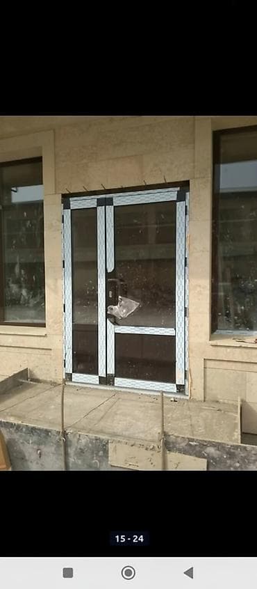 Двустворчатая стеклянная дверь в алюминиевом профиле, предназначенная