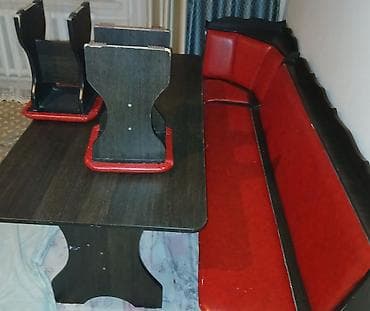 small table: Кухонный уголок с обеденным столом и двумя табуретами. - — 1