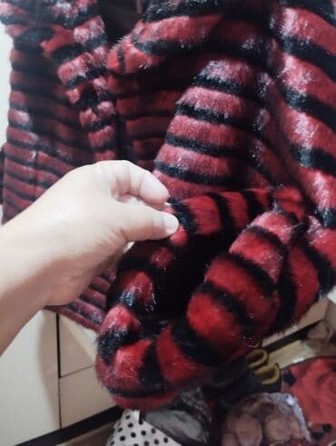 срочно продаю в связи с переездом: Полушубка,новая, себе купила за 5000 сом,размер не подошёл — 3