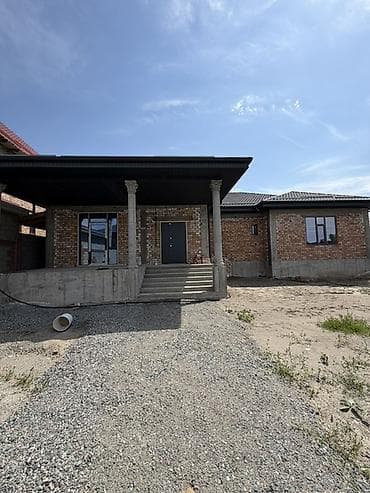 Продаётся одноэтажный кирпичный дом с большим крытым крыльцом на