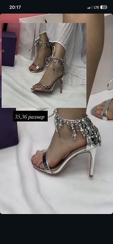 Сандалдар жана шлепкалар: Серебристые вечерние босоножки на шпильке с декоративными подвесками — 2