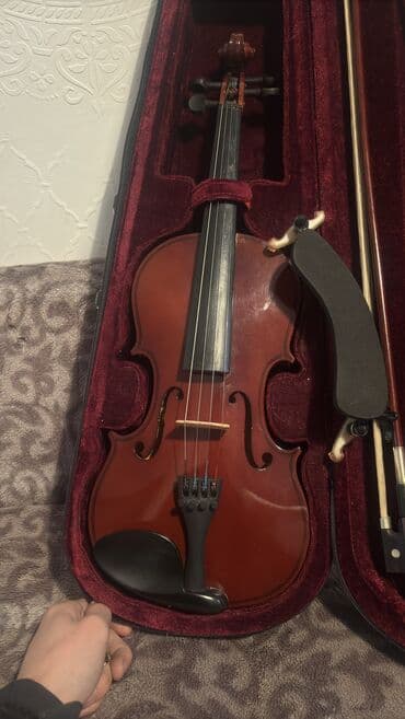 аренда музыкальных инструментов: Скрипка с комплектом аксессуаров в футляре. - Полный размер 4/4 — 2