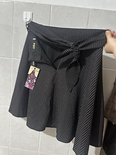 - Фасон: расклешенная, асимметричный низ - Ткань: костюмная смешанная