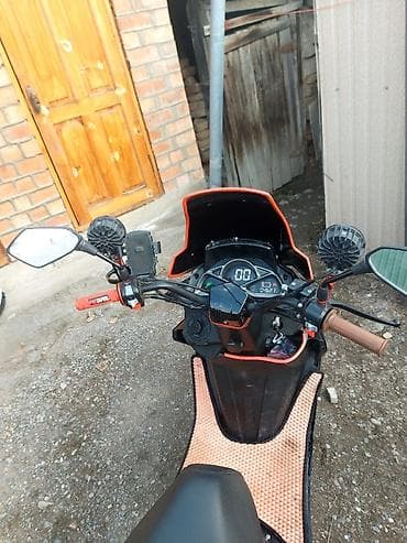 скутер м10: Скутер городского класса МАКСИ, черный с красными акцентами — 4