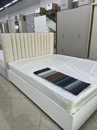 Дом и сад: Двуспальная кровать, С мягким изголовьем, длина - 200 см — 1