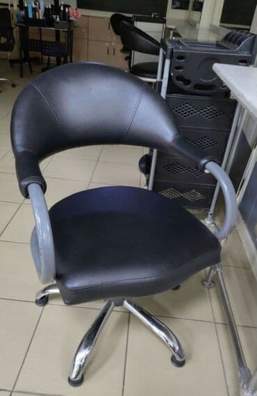 КРЕСЛО ПАРИКМАХЕРСКАЯ.Сатылат. баасы келишим. б/у.бишкек.центр.оч
