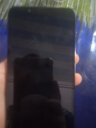 Смартфон с экраном около 6" (безрамочный дизайн с тонкими боковыми