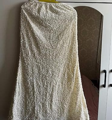 костюм юбочный: Костюм женский из твида с пайетками, цвет айвори/молочный. Уступка — 1