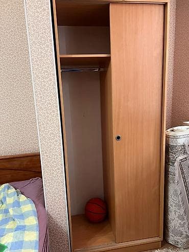 Шкаф-купе из ЛДСП под дерево (теплый светло-коричневый оттенок). -