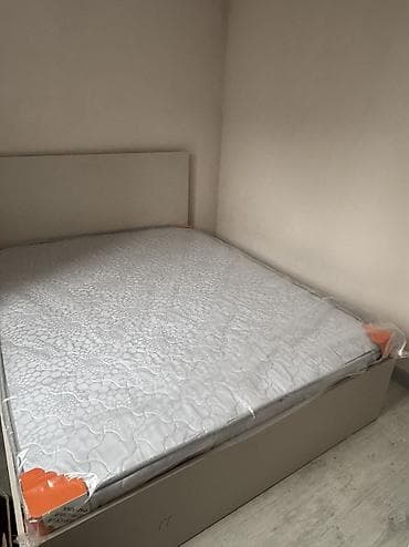 Кыймылсыз мүлк: Сдаётся компактная комната с базовой мебелью в светлых тонах. Квартира — 8